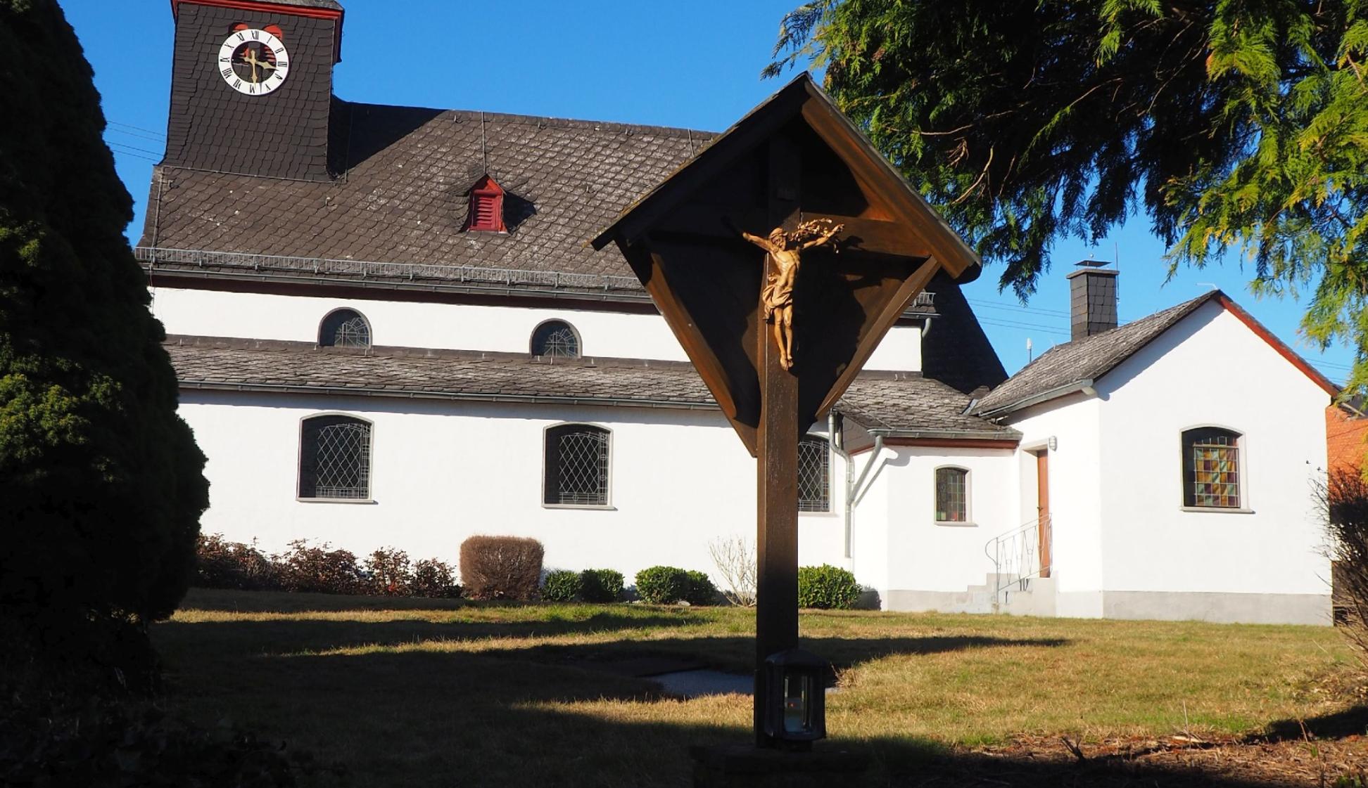 Aussenansicht Seite Kapelle Berg