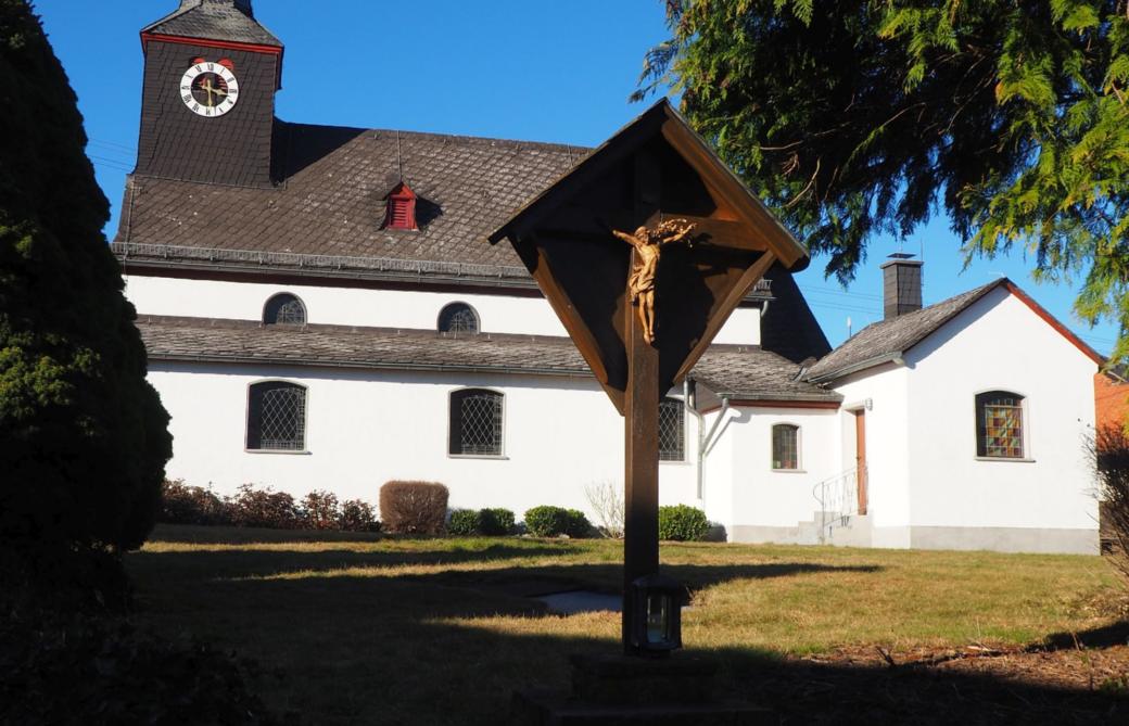 Aussenansicht Seite Kapelle Berg